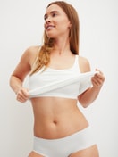 La modella / Il modello Donna indossa Canotta con bustier in Modal di colore Bianco, Tinta unita, della serie Natural Skin di CALIDA, Immagine aggiuntiva