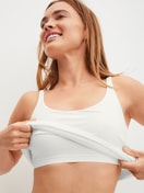 La modella / Il modello Donna indossa Canotta con bustier in Modal di colore Bianco, Tinta unita, della serie Natural Skin di CALIDA, Immagine aggiuntiva