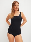 La modella / Il modello Donna indossa Canotta con bustier in Modal di colore Nero, Tinta unita, della serie Natural Skin di CALIDA, Abbigliamento
