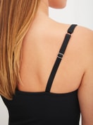 La modella / Il modello Donna indossa Canotta con bustier in Modal di colore Nero, Tinta unita, della serie Natural Skin di CALIDA, Dettaglio