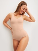 Damen-Model trägt Shaping Top aus Polyamid in Rosa, Einfarbig aus Serie Seamless Shape von CALIDA, Zusatzbild