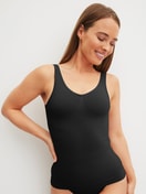 Damen-Model trägt Shaping Top aus Polyamid in Schwarz, Einfarbig aus Serie Seamless Shape von CALIDA, Vorderansicht