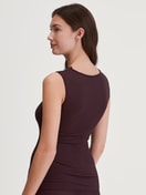 Damen-Model trägt Tank-Top aus Wolle-Seide aus Wolle in Rot, Spitze aus Serie Silky Wool Joy von CALIDA, Rückansicht