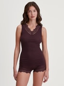 Damen-Model trägt Tank-Top aus Wolle-Seide aus Wolle in Rot, Spitze aus Serie Silky Wool Joy von CALIDA, Outfit