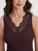 Damen-Model trägt Tank-Top aus Wolle-Seide aus Wolle in Rot, Spitze aus Serie Silky Wool Joy von CALIDA, Detail