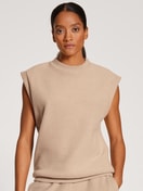 Damen-Model trägt Sweatshirt aus  in ,  aus Serie Loungewear Xtra von CALIDA, Vorderansicht