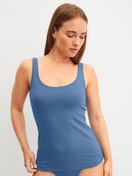 Damen-Model trägt Tank-Top, 2er-Pack aus Baumwolle in Blau, Einfarbig aus Serie Benefit Women Spec. von CALIDA, Vorderansicht