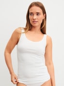 Damen-Model trägt Tank-Top, 2er-Pack aus Baumwolle in Blau, Einfarbig aus Serie Benefit Women Spec. von CALIDA, Zusatzbild