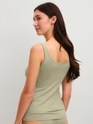 Le mannequin Femme porte le/la Débardeur, lot de 2 en Coton de couleur Vert, Unicolore, de la série Benefit Women Spec. de CALIDA, Vue arrière