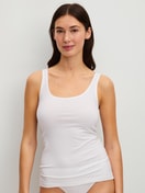 Le mannequin Femme porte le/la Débardeur, lot de 2 en Coton de couleur Vert, Unicolore, de la série Benefit Women Spec. de CALIDA, Image supplémentaire