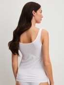 Le mannequin Femme porte le/la Débardeur, lot de 2 en Coton de couleur Vert, Unicolore, de la série Benefit Women Spec. de CALIDA, Image supplémentaire