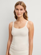 La modella / Il modello Donna indossa Top con spalline in Modal di colore Bianco, Tinta unita, della serie Seamless Natural di CALIDA, Vista frontale