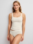 La modella / Il modello Donna indossa Top con spalline in Modal di colore Bianco, Tinta unita, della serie Seamless Natural di CALIDA, Abbigliamento