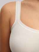 La modella / Il modello Donna indossa Top con spalline in Modal di colore Bianco, Tinta unita, della serie Seamless Natural di CALIDA, Dettaglio