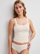 La modella / Il modello Donna indossa Top con spalline in Modal di colore Bianco, Tinta unita, della serie Seamless Natural di CALIDA, Immagine aggiuntiva