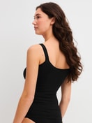 La modella / Il modello Donna indossa Top con spalline in Modal di colore Nero, Tinta unita, della serie Seamless Natural di CALIDA, Vista posteriore