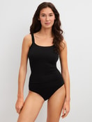 La modella / Il modello Donna indossa Top con spalline in Modal di colore Nero, Tinta unita, della serie Seamless Natural di CALIDA, Abbigliamento