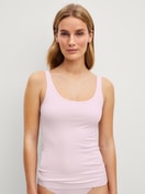 Damen-Model trägt Tank-Top aus Baumwolle in Rosa, Einfarbig aus Serie Essential Cotton von CALIDA, Vorderansicht