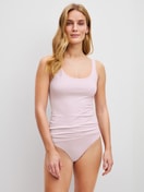 Damen-Model trägt Tank-Top aus Baumwolle in Rosa, Einfarbig aus Serie Essential Cotton von CALIDA, Outfit