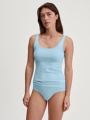 Damen-Model trägt Tank-Top aus Baumwolle in Blau, Einfarbig aus Serie Essential Cotton von CALIDA, Outfit