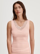 Damen-Model trägt Tank-Top aus Wolle-Seide aus Wolle in Rosa, Spitze aus Serie Silky Wool Joy von CALIDA, Vorderansicht