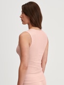 Damen-Model trägt Tank-Top aus Wolle-Seide aus Wolle in Rosa, Spitze aus Serie Silky Wool Joy von CALIDA, Rückansicht