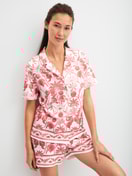 Le mannequin Femme porte le/la Chemise à manches courtes avec boutons en 100% coton de couleur Orange, Floral, de la série Favourites Beach de CALIDA, Tenue