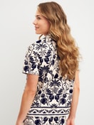Le mannequin Femme porte le/la Chemise à manches courtes avec boutons en 100% coton de couleur Noir, Floral, de la série Favourites Layering de CALIDA, Vue arrière