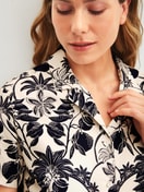 Le mannequin Femme porte le/la Chemise à manches courtes avec boutons en 100% coton de couleur Noir, Floral, de la série Favourites Layering de CALIDA, Détail