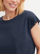 Le mannequin Femme porte le/la T-shirt à manches courtes et manches papillon en Coton de couleur Bleu, Unicolore, de la série Favourites Tiles de CALIDA, Détail