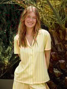 La modella / Il modello Donna indossa Camicia a maniche corte con bottoni in 100% cotone di colore Giallo, A righe, della serie Favourites Ocean di CALIDA, Vista frontale