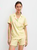 La modella / Il modello Donna indossa Camicia a maniche corte con bottoni in 100% cotone di colore Giallo, A righe, della serie Favourites Ocean di CALIDA, Abbigliamento