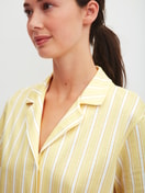 La modella / Il modello Donna indossa Camicia a maniche corte con bottoni in 100% cotone di colore Giallo, A righe, della serie Favourites Ocean di CALIDA, Dettaglio