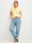 La modella / Il modello Donna indossa Camicia a maniche corte con bottoni in 100% cotone di colore Giallo, A righe, della serie Favourites Ocean di CALIDA, Immagine aggiuntiva