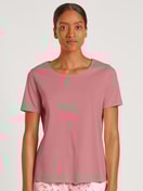 Damen-Model trägt Kurzarm-Shirt aus 100% Baumwolle in Rosa, Einfarbig aus Serie Favourites Xtra von CALIDA, Vorderansicht