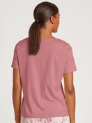 Damen-Model trägt Kurzarm-Shirt aus 100% Baumwolle in Rosa, Einfarbig aus Serie Favourites Xtra von CALIDA, Rückansicht