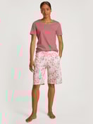 Damen-Model trägt Kurzarm-Shirt aus 100% Baumwolle in Rosa, Einfarbig aus Serie Favourites Xtra von CALIDA, Outfit