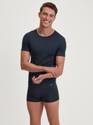 Herren-Model trägt Kurzarm-Shirt, Rundhals aus Modal in Blau, Einfarbig aus Serie Balanced Day von CALIDA, Outfit