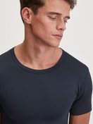 Herren-Model trägt Kurzarm-Shirt, Rundhals aus Modal in Blau, Einfarbig aus Serie Balanced Day von CALIDA, Detail