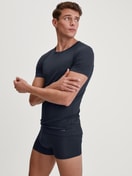 Herren-Model trägt Kurzarm-Shirt, Rundhals aus Modal in Blau, Einfarbig aus Serie Balanced Day von CALIDA, Zusatzbild