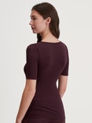 Damen-Model trägt Kurzarm-Shirt aus Wolle-Seide aus Wolle in Rot, Spitze aus Serie Silky Wool Joy von CALIDA, Rückansicht