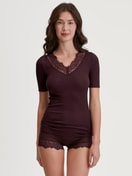 Damen-Model trägt Kurzarm-Shirt aus Wolle-Seide aus Wolle in Rot, Spitze aus Serie Silky Wool Joy von CALIDA, Outfit