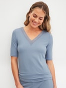 Le mannequin Femme porte le/la T-shirt à manches courtes en Modal de couleur Bleu, Unicolore, de la série Etude Ajours de CALIDA, Vue de face