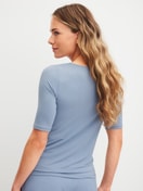 Le mannequin Femme porte le/la T-shirt à manches courtes en Modal de couleur Bleu, Unicolore, de la série Etude Ajours de CALIDA, Vue arrière