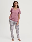 Le mannequin Femme porte le/la T-shirt à manches courtes en 100% coton de couleur Rose, Unicolore, de la série Favourites Botanic de CALIDA, Tenue