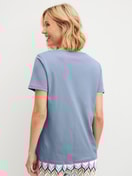Damen-Model trägt Kurzarm-Shirt aus 100% Baumwolle in Blau, Einfarbig aus Serie Favourites Tiles von CALIDA, Rückansicht