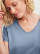 Damen-Model trägt Kurzarm-Shirt aus 100% Baumwolle in Blau, Einfarbig aus Serie Favourites Tiles von CALIDA, Detail