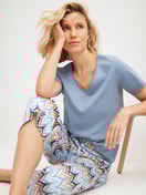 Damen-Model trägt Kurzarm-Shirt aus 100% Baumwolle in Blau, Einfarbig aus Serie Favourites Tiles von CALIDA, Zusatzbild