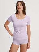 Damen-Model trägt T-Shirt, Rundhals aus Baumwolle in Violett, Einfarbig aus Serie Natural Comfort von CALIDA, Vorderansicht