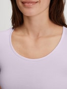 Damen-Model trägt T-Shirt, Rundhals aus Baumwolle in Violett, Einfarbig aus Serie Natural Comfort von CALIDA, Detail